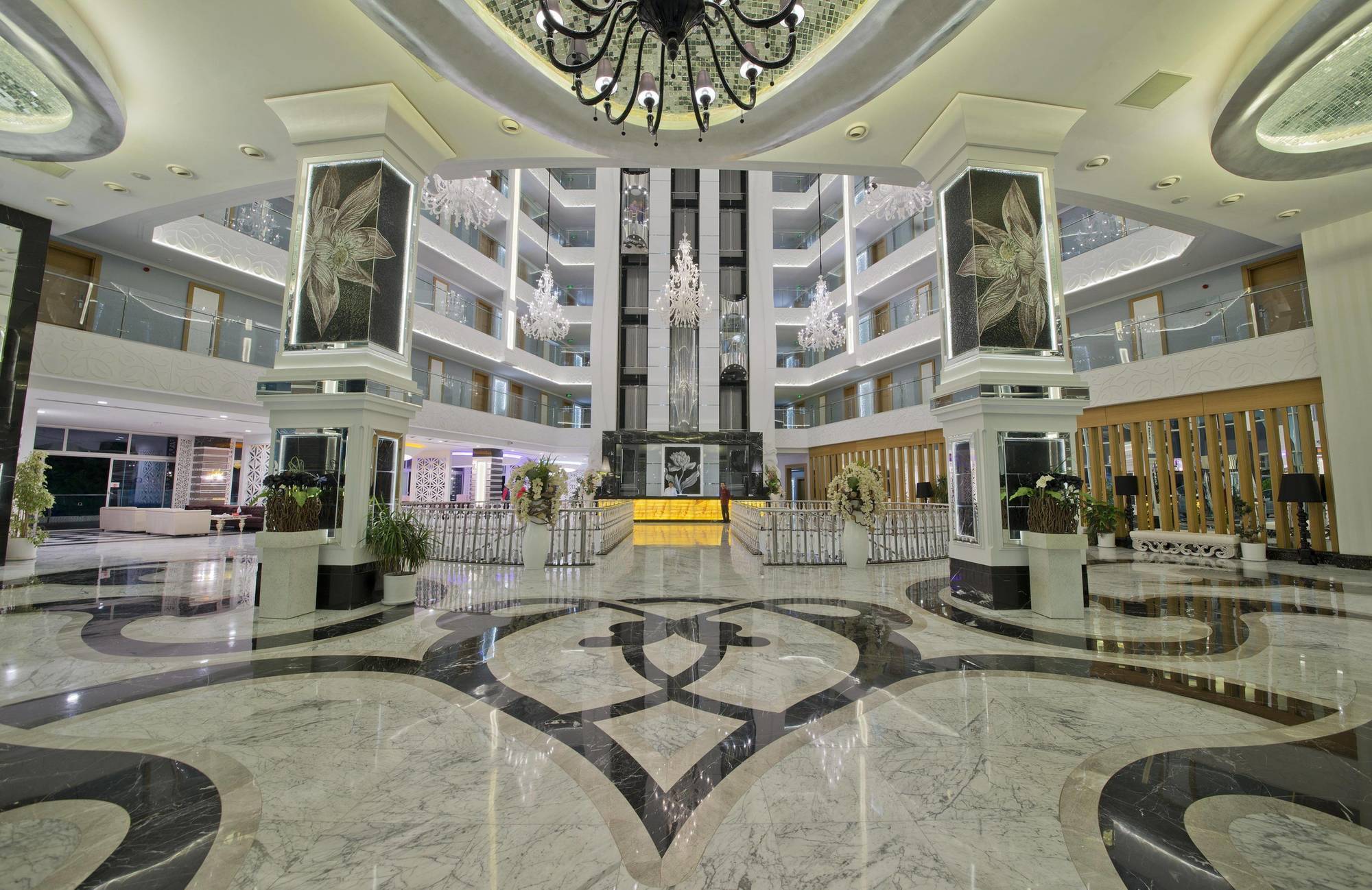 Q Premium Resort Hotel โอคูร์จาลาร์ ภายนอก รูปภาพ